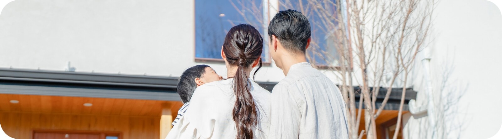 家を見る家族の写真