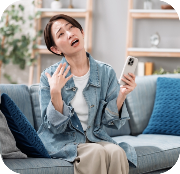 部屋の中でも暑い人のイメージ写真